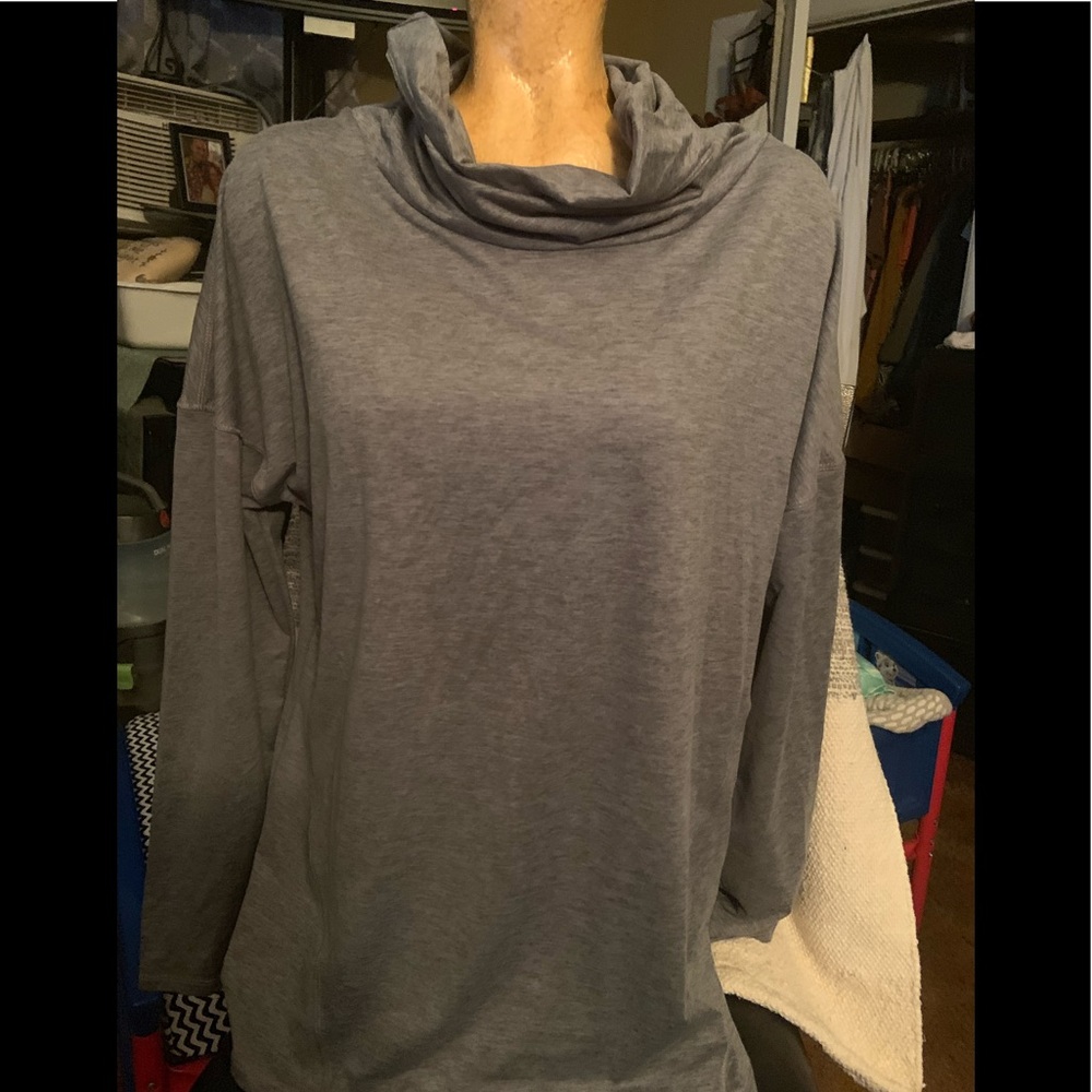 Athletic long sleeve shirt with Crowl neck